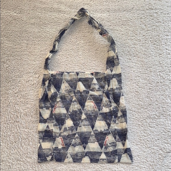 👜 Free People Lightweight Canvas Shoulder Bag - Cream and Navy Geo Print - Picture 1 of 6